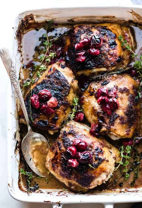 Cranberry Balsamic Roasted Chicken by Cotter Crunch and many more healthy cranberry recipes to try this fall on HealthySeasonalRecipes.com Balsamic Chicken Marinade, Slow Roasted Chicken, Pan Chicken Recipes, Cranberry Chicken, Chicken Marinade Recipes, Italian Herbs, Chicken Recipes Video, Chicken Marinade, Balsamic Chicken