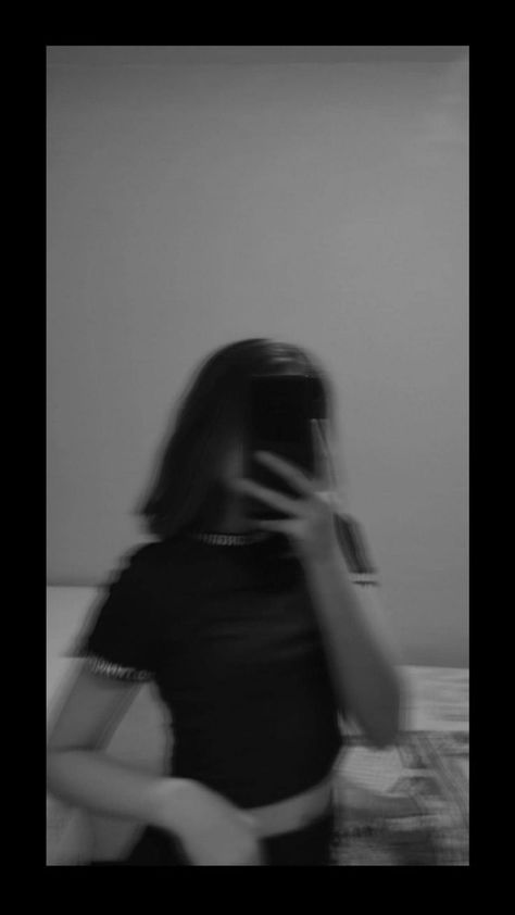 Aesthetic Blurry Mirror Selfie, V Bta, Photographie Portrait Inspiration, Face Aesthetic, Cute Selfies Poses, Foto Ideas Instagram, Ideas For Instagram Photos, Cute Poses For Pictures, Cute Selfie Ideas