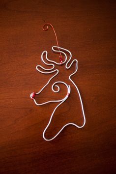 Wire Ornaments Diy, Wire Christmas Decorations, Wire Art Christmas, Wire Christmas Ornaments, Wire Reindeer, Wire Jig, Reindeer Christmas Tree, Copper Wire Art, Wire Ornaments