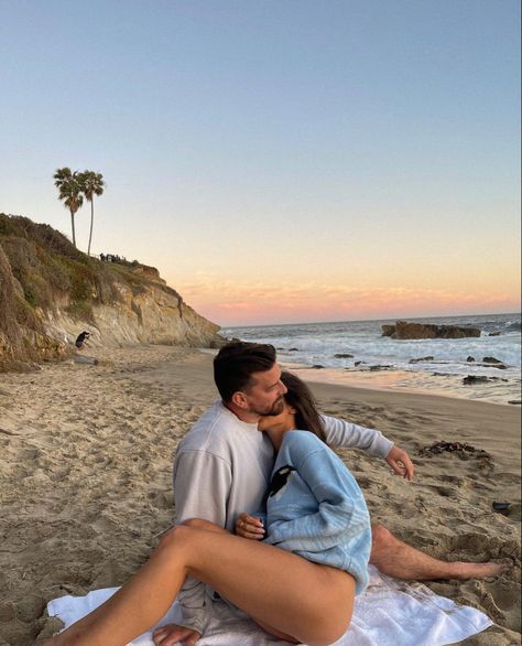 Couples Beach Photography, Couple Beach Pictures, Couple Beach Photos, Shotting Photo, Photographie Inspo, Beach Photography Poses, Couple Picture Poses, Cute Couples Photos, Relationship Goals Pictures