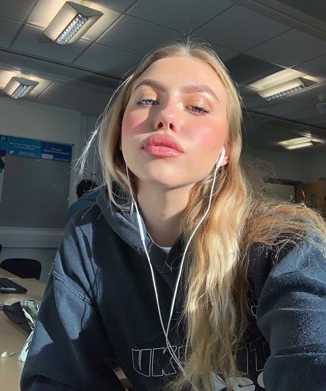 Airport Makeup Look, Airport Makeup, Oh My Goddess, Halloween Costumes Makeup, Costume Makeup, Grunge Hair, Cute Makeup, Aesthetic Makeup, Listening To Music