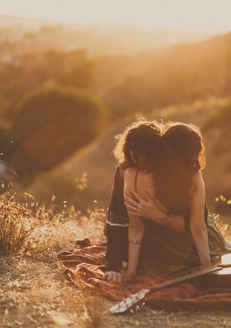 Bohemian engagement shoot | 100 Layer Cake Hippie Couple, Hippie Tattoo, Hippie Mode, Photo Couple, Mountain Lake, Hippie Outfits, Couple Shoot, Wanderlust Travel, Engagement Shoot