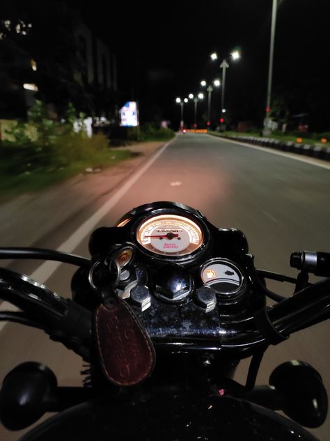 Night ride before exam Night Sky Photography Stars, Bike Night Ride Snapchat, Snapchat Night, Night Bike Ride Video, Boys Attitude Pics Hd, Before Exam, Night Rides Car, Night Bike Ride, Night Rides Snapchat