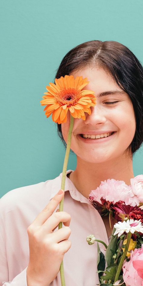 Portugal Photoshoot, Poses With Flowers, Photoshoot With Flowers, Portrait With Flowers, Photoshoot Flowers, Tropical Flowers Bouquet, Orange Gerbera, Gerbera Flower, Girl With Flowers