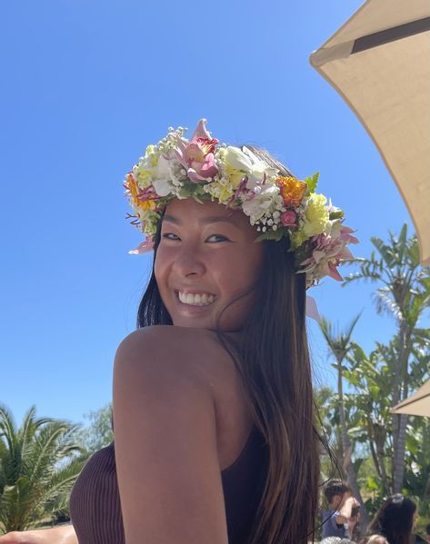 Lei Po'o Flower Crowns, Lei Diy, Hotel Flower Arrangements, Haku Lei, Flower Garland Hair, Lei Making, Hawaiian Hairstyles, Senior Crowns, Hotel Flowers