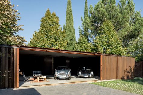 Vintage Car Garage, Big Doll House, Steel Architecture, Car Barn, Carport Garage, Mexico House, Carport Designs, Modern Barn House, Modern Barn