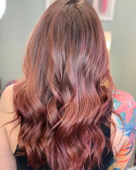 Stylists and colorists on Instagram are sharing photos of what they're calling strawberry brunette or strawberry brown hair, the brunette counterpart to strawberry blonde hair that serves as a way to add reddish-pink highlights to brown hair. Hair Color Ideas For Strawberry Brown, Star Berry Blonde Balayage, Chocolate Covered Strawberry Hair Color, Red Pink Brown Hair, Strawberry Brunette Balayage, Dark Strawberry Brown Hair, Strawberry Brunette Hair Highlights, Brown Hair Palette, Strawberry Brunette Hair Rose Gold