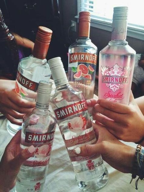 @chrnk23 Pretty Alcoholic Drinks, Alcohol Aesthetic, Makanan Diet, Blue Curacao, Puff And Pass, Getting Drunk, Vodka Bottle, Sake, Liquor