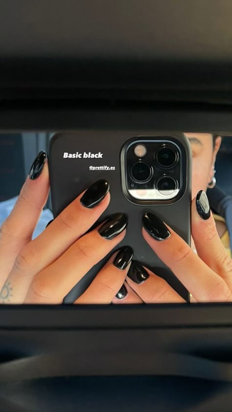 Short Round Black Nails, Black Nails Short Almond, Round Black Nails, Summer Dark Nails, Showing Off Nails Pose, Black Round Nails, Poses To Show Off Nails, Dark Nails Aesthetic, Grand Prix Party