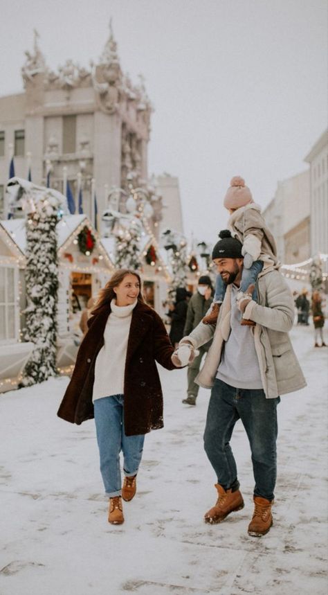 Snow Family Pictures, Winter Family Photoshoot, Winter Family Photography, Family Photo Outfits Winter, Winter Style Guide, Christmas Family Photoshoot, Family Christmas Outfits, Winter Family Photos, Family Christmas Pictures