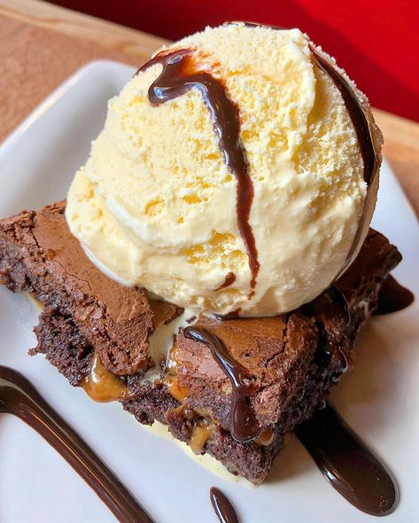 Chocolate Caramel Brownies, Brownie Ice Cream, How To Cook Burgers, Spain Food, Caramel Brownies, Unique Desserts, Dessert Toppings, Food Therapy, Cheesy Recipes