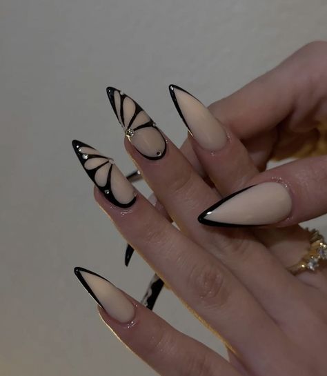 Nail Art Aesthetic, Feather Nails, Wow Nails, Black Acrylic Nails, Punk Nails, Bling Acrylic Nails, January 29, Oval Nails, Nails Desing