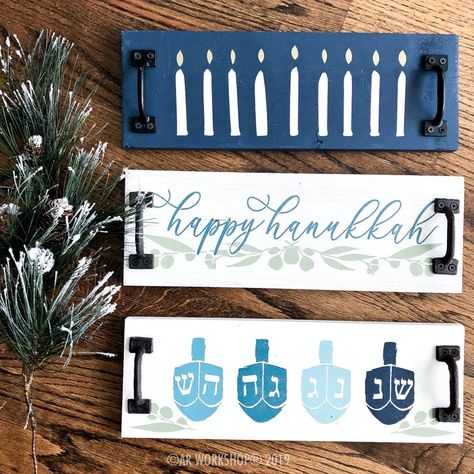 Hanukkah Decorations Diy, Hannukah Decorations, Hanukkah Diy, Hanukkah Traditions, Home Decor Paint, Diy Hanukkah, Hanukkah Decor, Hanukkah Crafts, Round Signs