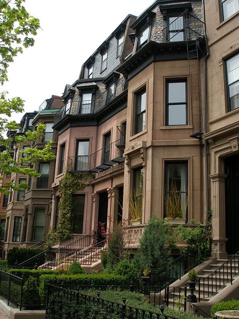 Boston Brownstone, Brownstone Homes, Boston House, Modern Log Cabins, Nyc Townhouse, Townhouse Exterior, Townhouse Interior, Apartment Exterior, Row Houses