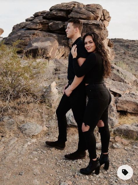 Black Couples Photoshoot Outfit, Coordinating Couple Outfits, Fall Weather Outfits, Outdoorsy Outfits, All Black Outfits, Traditional Engagement, Fall Engagement Pictures, Pre Wedding Photoshoot Outfit, Couple Fits