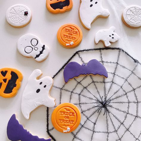 Halloween fondant sugar cookies  @sweetcakesparramatta Fondant Sugar Cookies, Halloween Fondant, Cookie Designs, Sugar Cookies, Fondant, Sugar Cookie, Halloween, Cake