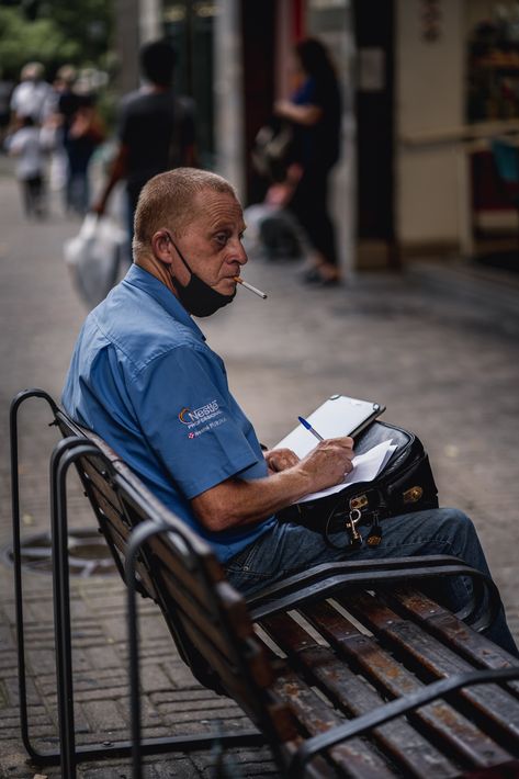 Street Bench, Everyday Life Photography, Street Photography People, City Streets Photography, Life Drawing Reference, City People, Street Portrait, Body Reference Poses, Aesthetic People