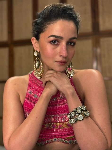 Bohemian Lehenga, Alia Bhatt Makeup Looks, Alia Bhatt Makeup, Face Contouring Makeup, Contouring Makeup, Mehendi Ceremony, Mehndi Ceremony, Diwali Party, Celebrity Jewelry