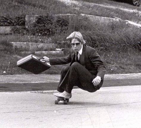 23 People Who Prove Old-School Cool Is The Ultimate Cool Wrong Generation, Retro Bus, Skate Culture, Fotografi Vintage, Bw Photography, Foto Poses, Human Poses, Foto Art, Photo Vintage