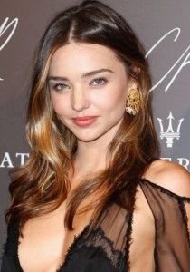 Miranda Kerr Plastic Surgery Before and After - http://www.celebsurgeries.com/miranda-kerr-plastic-surgery-before-after/ Ecaille Hair Color, Ecaille Hair, Coffee Hair, Miranda Kerr Style, 2015 Hairstyles, Round Face Shape, Pretty Hair Color, Winter Hair Color, Trendy Hair Color