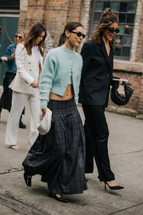 The Best Street Style Photos From the Resort 2024 Shows in Sydney | Vogue Street Business Style, Vogue Street Style 2023, Cool Street Fashion 2024, Cool Street Fashion 2023, Street Wear 2024, Street Style 2024 Spring, Street Style Spring 2024, 2024 Fashion Week, 2024 Street Fashion