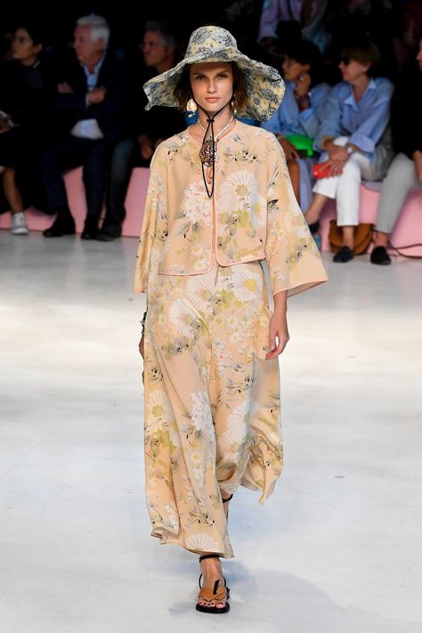 Etro Spring 2019 Ready-to-Wear collection, runway looks, beauty, models, and reviews. Women's Runway Fashion, Maxi Dress Online, Lovely Clothes, British Vogue, Fashion 2018, Fashion Show Collection, Summer 2019, Mode Inspiration, Autumn Fashion Women