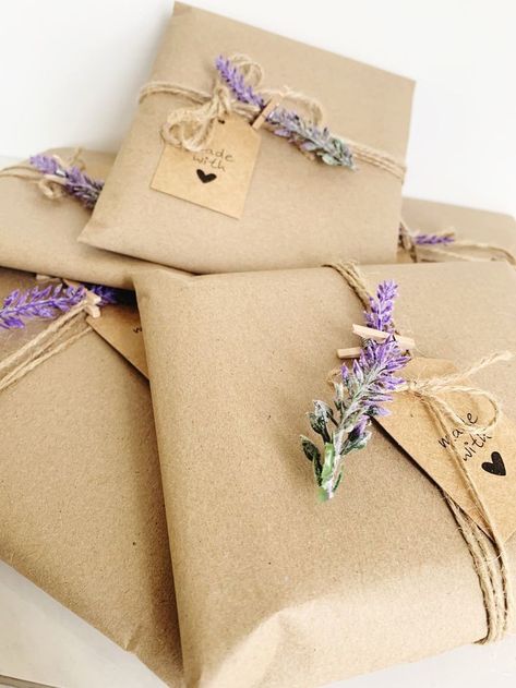 Brown Bag Wrapping Ideas, Gift Wrap Clothes With Paper, Card Wrapping Ideas, Brown Paper Packaging, Brown Paper Wrapping, Etsy Packaging, Paper Twine, Gift Wrapping Techniques, Gift Wrapping Inspiration