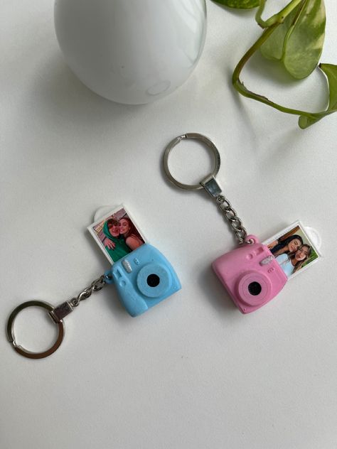 Key Chains With Clay, Clay Art For Bf, Keychains For Keys, Cute Mini Keychains, Mini Clay Keychains, Clay Keychain For Boyfriend, Clay Art Gift Ideas, Cute Keychain Ideas Diy, Clay Keychain Ideas Aesthetic