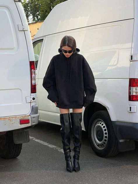 Hoodie And Knee High Boots Outfit, Hoodie Heels Outfit, Oversized Boots Outfit, Oversized Black Hoodie Outfit, Big Hoodies, Models Off Duty Style, Paris Outfits, Game Dresses, Dope Fashion