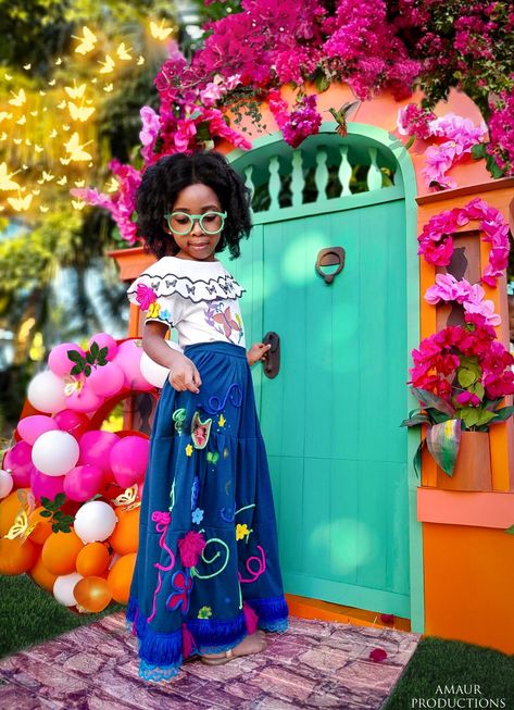 My daughter celebrated her 6th Birthday with the most awesome theme this year. We love Encanto so much, so Idefinitely had to give it a try. Outfit intricately sewn and backdrop details are 🔥 Backdrop made from cardboard, foam board and covered with paper. Encanto Photoshoot Ideas, Encanto Playhouse, Encanto Photoshoot, Encanto Backdrop Ideas, Encanto Trunk Or Treat, Encanto Theme Party, Encanto Diy, Cardboard Backdrop, Encanto Backdrop