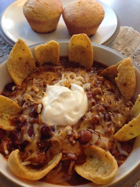 Game Day Chili -- simple recipe made with ground beef, onion, Mexican style canned tomatoes, canned chili and kidney beans, chili seasoning, and V-8 juice. Eat in a bowl, use as a dip, make taco salad, or chili cheese dogs. Can also be made in the crock pot. Game Day Chili, Can Dogs Eat Tomatoes, The Cookin Chicks, Chili Cheese Dogs, Fingerfood Party, Canned Tomatoes, Tailgating Recipes, Chili Seasoning, Football Food