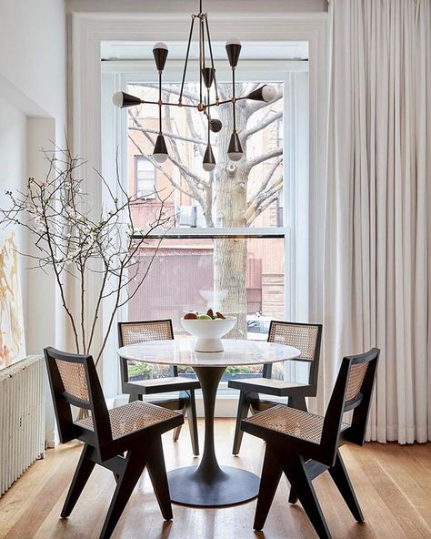 John Roman on Instagram: “Breakfast in Brooklyn @emilydelbellointeriors . . . . #ny #brooklyn #breakfast #nook #apparatusstudio #dining #view #tree #chic #daily…” Jeanneret Chair, Modern Breakfast Nook, Lakehouse Kitchen, Door Design Modern, Pierre Jeanneret, Décor Boho, Elegant Home Decor, Breakfast Nook, Office Interior Design