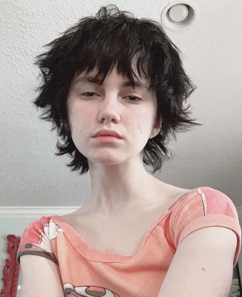 Grunge Short Haircuts With Bangs, Alt Short Haircut, Short Grunge Hair, Hair Inspiration Short, Punk Hair, Alternative Hair, Foto Poses, Fluffy Hair, Hair Reference