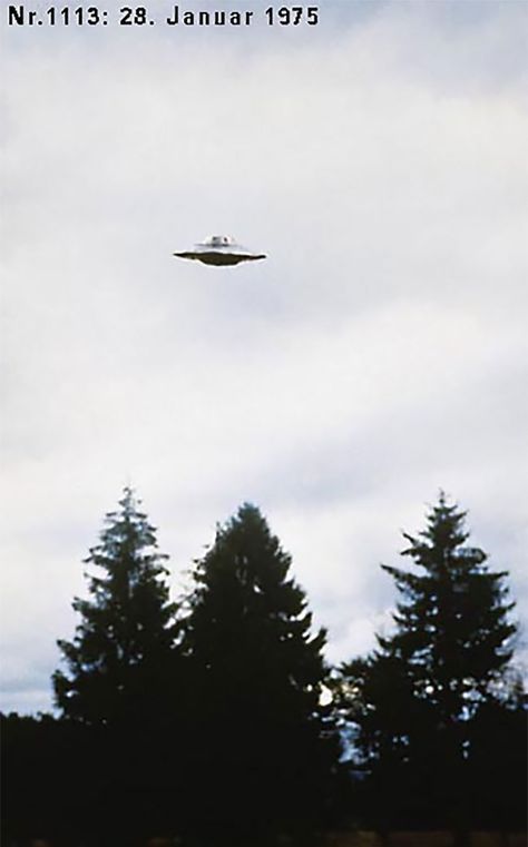 “I Want to Believe”: Fantastic Rare UFO Photographs by Billy Eduard Albert Meier Ufo Aesthetic, Delta Green, Ufos Are Real, Penguin Images, Alien Photos, Ufo Art, Unidentified Flying Object, I Want To Believe, Creepy Stuff