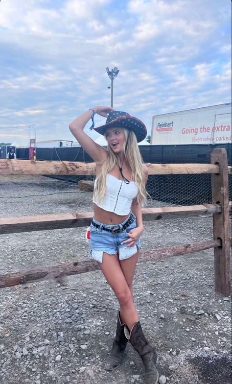 Cowgirl Pose Reference, Country Photoshoot Ideas, Blonde Cowgirl, Comic Reference, Country Thunder, Pretty Blonde, Festival Inspo, Cowgirl Aesthetic, Rodeo Queen