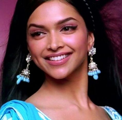 Deepika Padukone in Om Shanti Om Deepika Padukone Movies, Bollywood Theme Party, Bollywood Makeup, Bollywood Theme, Deepika Padukone Style, Om Shanti, Celebrity Makeup Looks, Retro Bollywood, Om Shanti Om