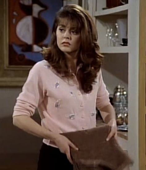 frasier (1995) Daphne Moon Hair, Daphne Moon Outfits, Daphne Frasier, Cafe Nervosa, Sitcom Fashion, Daphne Moon, Feeling Crappy, Niles Crane, Expression Reference