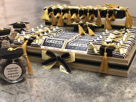 Decorated chocolate, customized chocolate, grads, congrats, chocolate favors, papillon chocolate Graduation Chocolate, Customized Chocolate, Chocolate Tray, Chocolate Ideas, Chocolate Gold, Chocolate Favors, Graduation Favors, Custom Chocolate, Chocolate Art