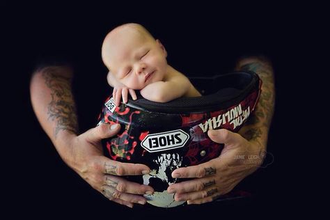 Dirtbike helmet baby photo Nouveau Ne, Motocross Photography, Motorcycle For Women, Motorcycle Baby, Baby Helmet, Baby Boy Newborn Photography, Baby Pictures Newborn, Mommy Time, Newborn Baby Photos