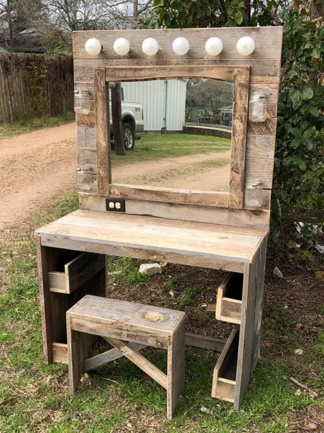 Rustic Home Decor Curtains, Outdoor Theme Bedroom For Adults, Diy Farmhouse Makeup Vanity, Rustic Vanity Bedroom, 4h Wood Working Projects, Pallet Wood Vanity, Farmhouse Bathroom Makeup Vanity, Easy Diy Ideas For The Home Craft Projects, Diy Pallet Vanity How To Build