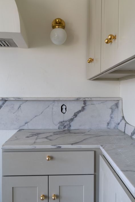 Quartz Backsplash With White Cabinets, Quartz Looks Like Marble, Classic Backsplash Kitchen, Kitchen Quartz Backsplash, Quartz Backsplash Kitchen, Quartz Countertops And Backsplash, Slab Backsplash, The Grit And Polish, Grit And Polish