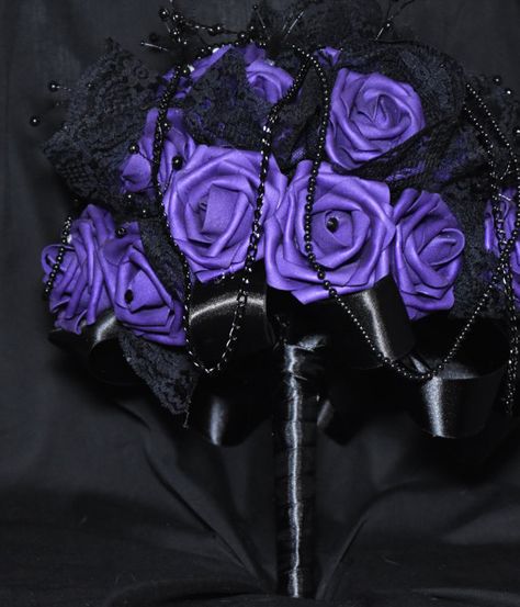 Purple And Black Wedding Dress, Purple And Black Wedding Theme, Wedding Bouquet Black, Purple Black Wedding, Purple Decorations, Black Wedding Flowers, Gothic Roses, Gothic Wedding Theme, Halloween Wedding Cakes