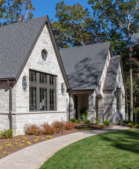 Fond du Lac Tailored Blend - Indiana Cut Stone Photo-30 Brick Layout Patterns, Old Edisto Brick Exterior, Stone Wall Exterior House, All Brick House Exterior, Stone And Stucco House Exterior, Exterior Stone Ideas, Exterior Stone And Siding Combinations, Brick Cottage Exterior, Light Brick House Exterior