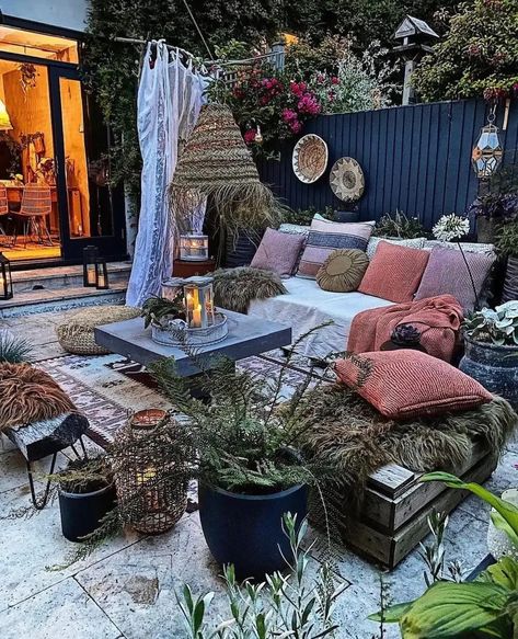 Bohemian Outdoor Spaces, Kitchen Outside, Contemporary Garden Furniture, Outdoor Evening, Bohemian Outdoor, Garden Wallpaper, Outdoor Entertaining Spaces, Boho Garden, Beautiful Patios