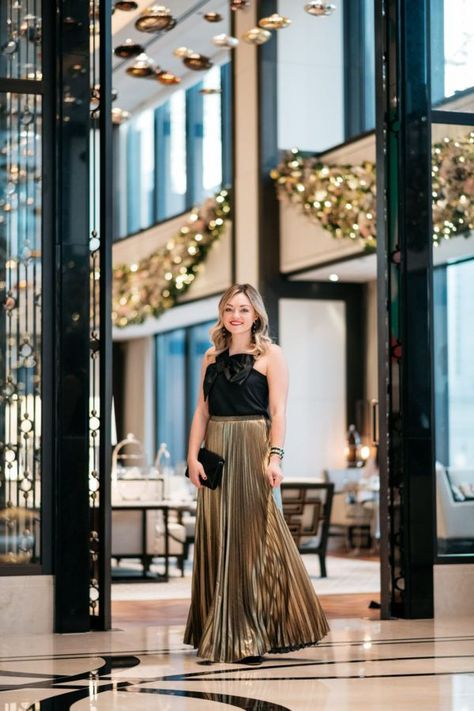 Bow Top & Gold Maxi Skirt | bows & sequins Black And Gold Outfit, Accordion Skirt, Gold Skirt, Long Skirt Outfits, Outfits Modest, Black Gold Jewelry, Gold Outfit, Nye Outfits, Maxi Skirt Outfits