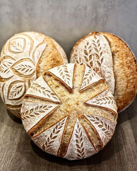 Budget Friendly Gift Ideas, Bread Scoring Patterns, Recipe Using Sourdough Starter, Bread Scoring, Sourdough Starter Discard Recipe, Homemade Sourdough Bread, Artisan Bread Recipes, Sourdough Starter Recipe, Bread Shaping