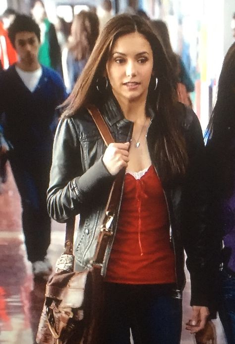 TVD: Season 1 Episode 1 Elena Gilbert Outfits Season 1, Tvd Season 1, Elena Outfits, Tvd Fashion, Elena Gilbert Outfits, Vampire Girlfriend, Tvd Elena, Elena Gilbert Style, Vampire Fashion