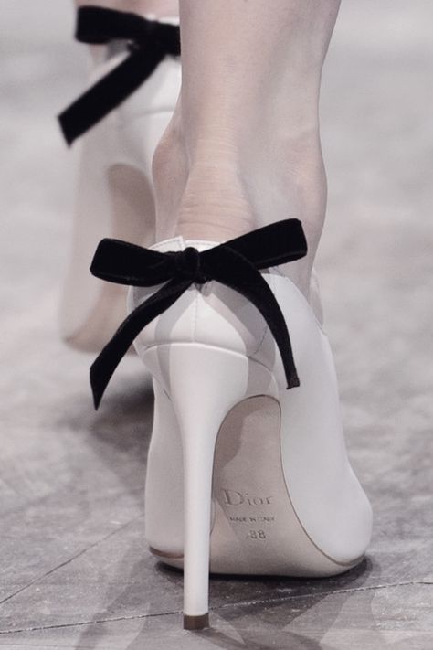 CHRISTIAN DIOR Haute Couture Spring/Summer 2016. Dior 2018, Black Bows, Christian Dior Haute Couture, Dior Haute Couture, Dior Addict, Miss Dior, 가을 패션, Dream Shoes, Beautiful Shoes