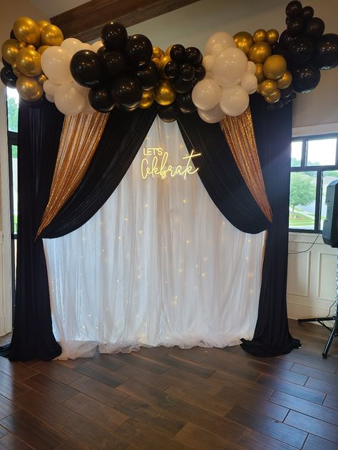 Graduation Party Ideas For Guys, Prom Party Ideas, Gold Graduation Decorations, Prom Backdrops, Gatsby Party Decorations, Gala Decorations, Masquerade Ball Party, Dance Decorations, Prom Themes