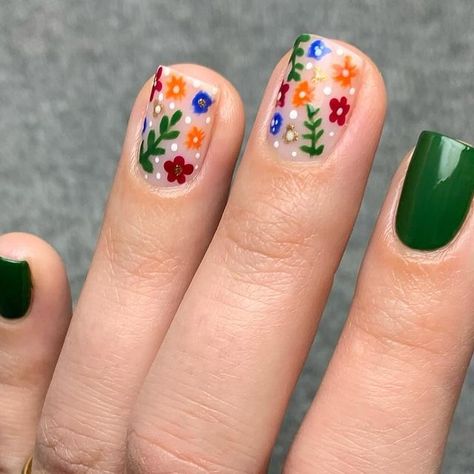 🌸Béraude🌸 on Instagram: "🌸Cute florals using all Green flash shades from @manucurist 🌸   ✨Discount code for 15% off: Beraude15✨  🐊Jade 🍊Sunset 🐚Shell ✨Shimmer 🌸Hortencia 🍇Violeta ⚪️Snow 🌊Ultramarine  ❤️Swipe for a macro shot❤️   #nails #nailart #vernis #nailpolishlover #nailpolishaddict  #nailartblogger #diynails #nailpolish  #nailsathome #diymanicure #manucurist #manucuristhortencia #brightnails #manucuristgreenflash #manucuristjade #floral #floraldesign #floralnails #floralnailart" Gift Wrap Nails, Maximalist Nail Design, Cute Nails Green, Short Green Nail Designs, Short Fun Nails, Plants Nails, Green And Red Nails, Green Floral Nails, Cute Green Nails